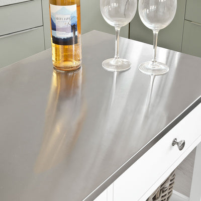 Stålbordplade med vinglas og hvidvin
