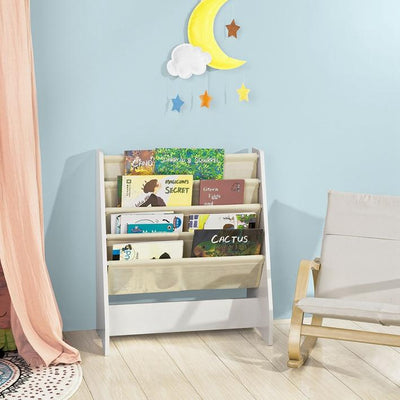 Bogreol med børnebøger placeret i børneværelset