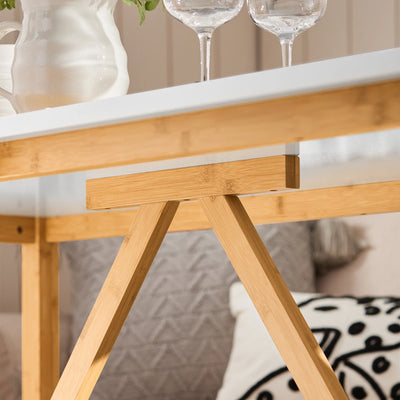MDF-bordplade af høj kvalitet og bambusramme, bordet har en meget høj stabilitet.