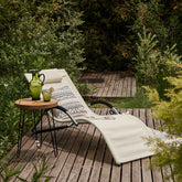 Denne solstol i moderne design er perfekt til haven, balkonen, stranden eller ved swimmingpoolen.