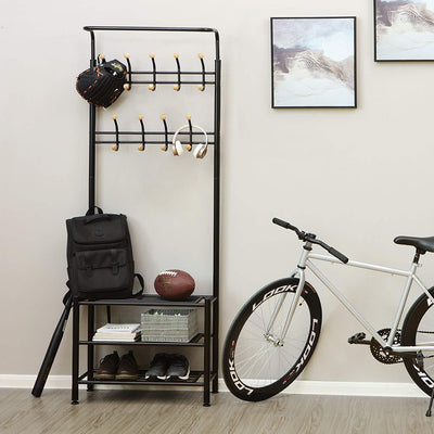metal garderobestativ Med 9 knagerække og 3 hylder fyldt med sko og hængende tøj, placeret i stuen miljø med en cykel på siden