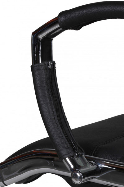 Detaljebillede af de aftagelige armlænspads på den sorte kontorstol