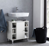 Hvidt badeværelsemøbel med hylder. skab og udskæring til håndvask i brug på badeværelse