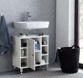 Hvidt badeværelsemøbel på badeværelse med håndvask