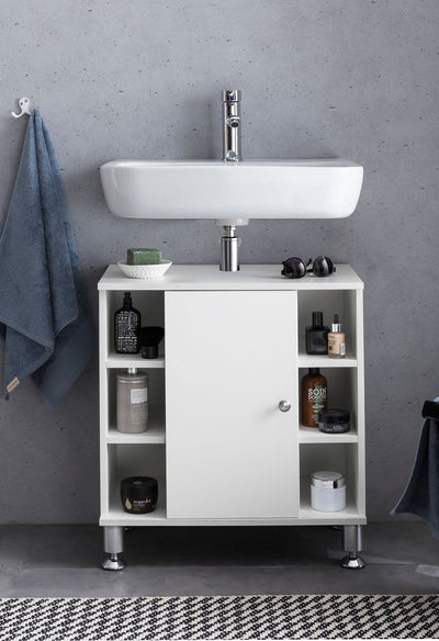 Hvidt badeværelsemøbel i brug med håndvask på et badeværelse