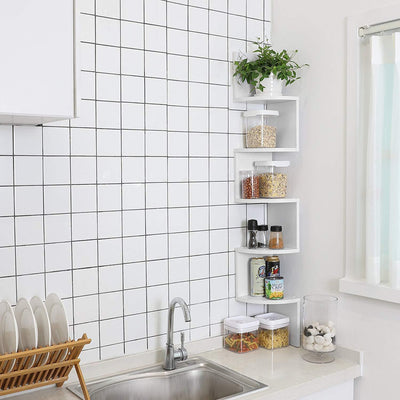 5 hvide svævende væghylder i zigzag-design monteret i køkkenet med køkkenudstyr 