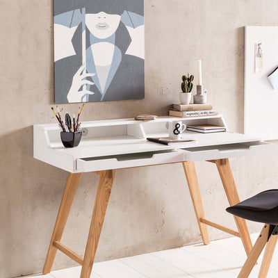Hvidt skrivebord i et skandinavisk retro-look