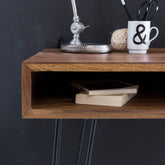 Skrivebord i trendy industriel, retro look, ægte træ