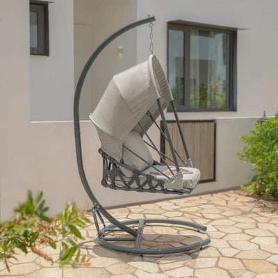 Hængestol med jernramme og blød sædehynde ideel til udendørs områder som haver, terrasser, balkoner eller terrasser, og skab dit eget lille fristed, hvor du kan slappe af.